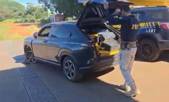 Dirigindo carro lotado de maconha, homem foge da polícia e só para com pneu estourado por tiros