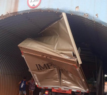 Caminhão de cerveja "entala" no túnel do Parque das Nações