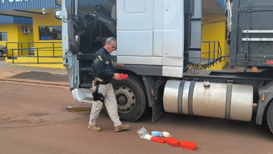 PRF apreende cocaína e haxixe em fundo falso na cabine de caminhão carregado com soja em Dourados
