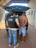 Autor sendo colocado na viatura do SIG (Foto: Divulgação/PC)