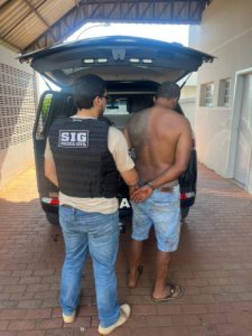 Autor sendo colocado na viatura do SIG (Foto: Divulgação/PC)