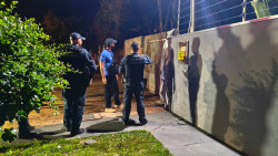 Homem é encontrado morto após ficar preso em portão em Dourados