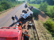 Carreta carregada com cavaco tomba na BR-463 próximo ao Hospital Regional