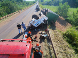 Carreta carregada com cavaco tomba na BR-463 próximo ao Hospital Regional