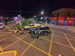 Motoqueiro fica ferido após batida com viatura que seguia em ocorrência