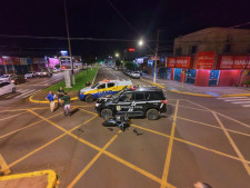 Motoqueiro fica ferido após batida com viatura que seguia em ocorrência