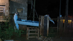 Vista pela última vez no sábado, mulher é encontrada morta dentro de casa