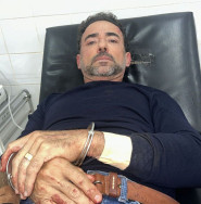 Brasileiro atropela manifestantes, atira em viatura e vai preso após disparar no próprio pé