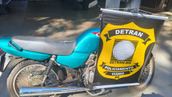 Abordagem após avanço de sinal termina com prisão e moto recuperada