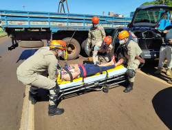 Focus bate em caminhão na Marcelino Pires e professora fica ferida