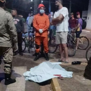 Ciclista de 21 anos morre após ser atropelado e arremessado por carro