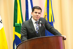 Juiz suspende cassação de vereador preso em flagrante por bater na noiva