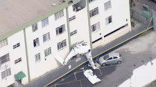 Avião de pequeno porte bate em prédio em BH; uma pessoa morreu e 3 ficaram feridas