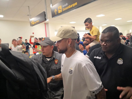 Multidão recebe Neymar e o Santos na fronteira para jogo desta terça pela Sul-Americana