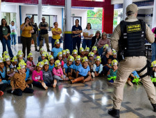 Alunos do distrito de Vila Vargas recebem ações do Maio Amarelo