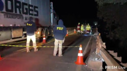 Caminhão cai da ponte sobre o Rio Vacaria e Corpo de Bombeiros busca por motorista