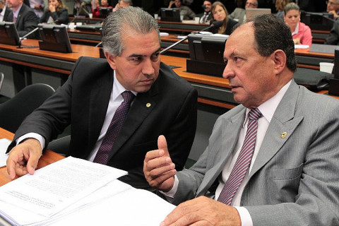 Deputado Zé Teixeira ao lado de Reinaldo Azambuja; os dois foram denunciados na Operação Vostok (Divulgação/AL)