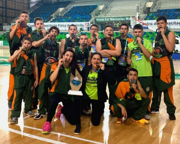 Equipe de basquetebol masculino comemora título do Jeb´s 2021 (Imagem: Divulgação)