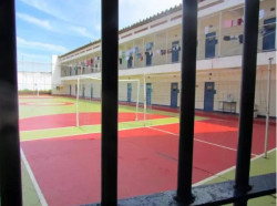 Preso abre buraco em parede, invade cela vizinha e espanca detento em Dourados