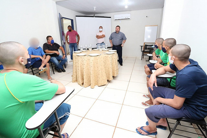 Laudir durante o curso de "Técnicas de Garçom" na Unei (Imagem: A. Frota)