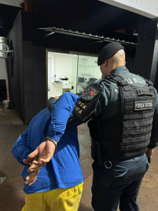 Suspeito tenta fugir ao ver viatura, mas acaba preso com quase 800 gramas de drogas