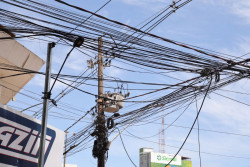 Prefeitura vai multar empresas de telefonia e internet por fios em postes