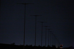 Trecho da MS-156 totalmente no escuro; problema existe desde que duplicação foi inaugurada (Imagem: A. Frota)