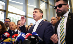 Em novo capítulo de explicações, Flávio confirma encontro com Vorcaro após banqueiro ter sido preso