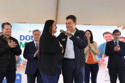 Marçal entrega título da casa própria para 145 famílias após décadas de espera em Dourados