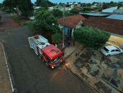 Vídeo mostra incêndio em banheiro de bar e homem pedindo socorro