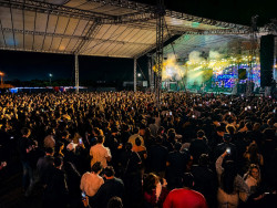 Multidão assiste show de Natanzinho Lima no fechamento da 60ª Expoagro