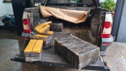 Moradora da fronteira é presa com meia tonelada de maconha em Fiat Strada