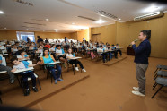 Estudantes conhecem rotina do prefeito e aprendem sobre cidadania em visita à prefeitura