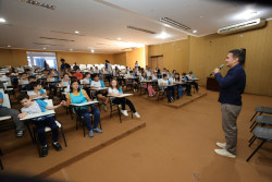 Estudantes conhecem rotina do prefeito e aprendem sobre cidadania em visita à prefeitura