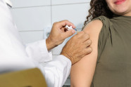 Com baixa adesão às vacinas, Saúde alerta para riscos da chikungunya e influenza