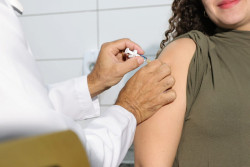 Com baixa adesão às vacinas, Saúde alerta para riscos da chikungunya e influenza