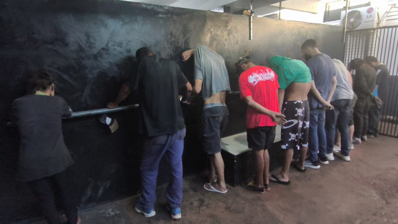Grupo é preso em "boca de fumo" na Vila São Braz com drogas, arma e objetos "suspeitos"