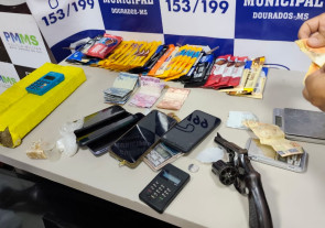 Grupo é preso em "boca de fumo" na Vila São Braz com drogas, arma e objetos "suspeitos"