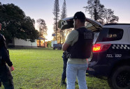 Homem é preso 2 meses após fugir da polícia e jogar porções de droga na rua