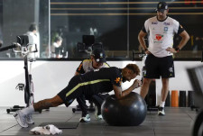 Neymar fará novo exame, e Ancelotti prevê atacante nos treinos na próxima semana
