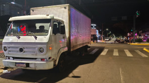 Ao deixar plantão, farmacêutico bate moto esportiva em caminhão e morre em Dourados