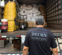 Após denúncias de representantes e consumidores, polícia apreende produtos falsificados