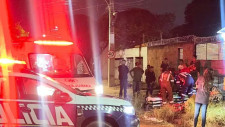 Trio é levado para a delegacia após esfaquear mulher com 8 golpes na Capital