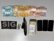 Polícias Civil e Militar prendem trio com crack e revólver em Caarapó
