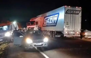 Acidente envolvendo ambulância, carreta e carro deixa 12 feridos na BR-163