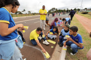 Com ajuda de prefeito, alunos transformam Avenida Aziz Rasselen em “cenário da Copa”
