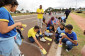 Com ajuda de prefeito, alunos transformam Avenida Aziz Rasselen em “cenário da Copa”