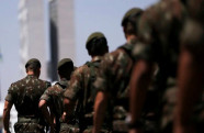 Jovens que completam 18 anos devem fazer o alistamento militar até 30 de junho