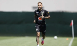 Neymar vai a campo pela primeira vez em treino da seleção brasileira