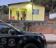Mulher suspeita de integrar facção ligada à sequência de homicídios em MS é presa em MT
